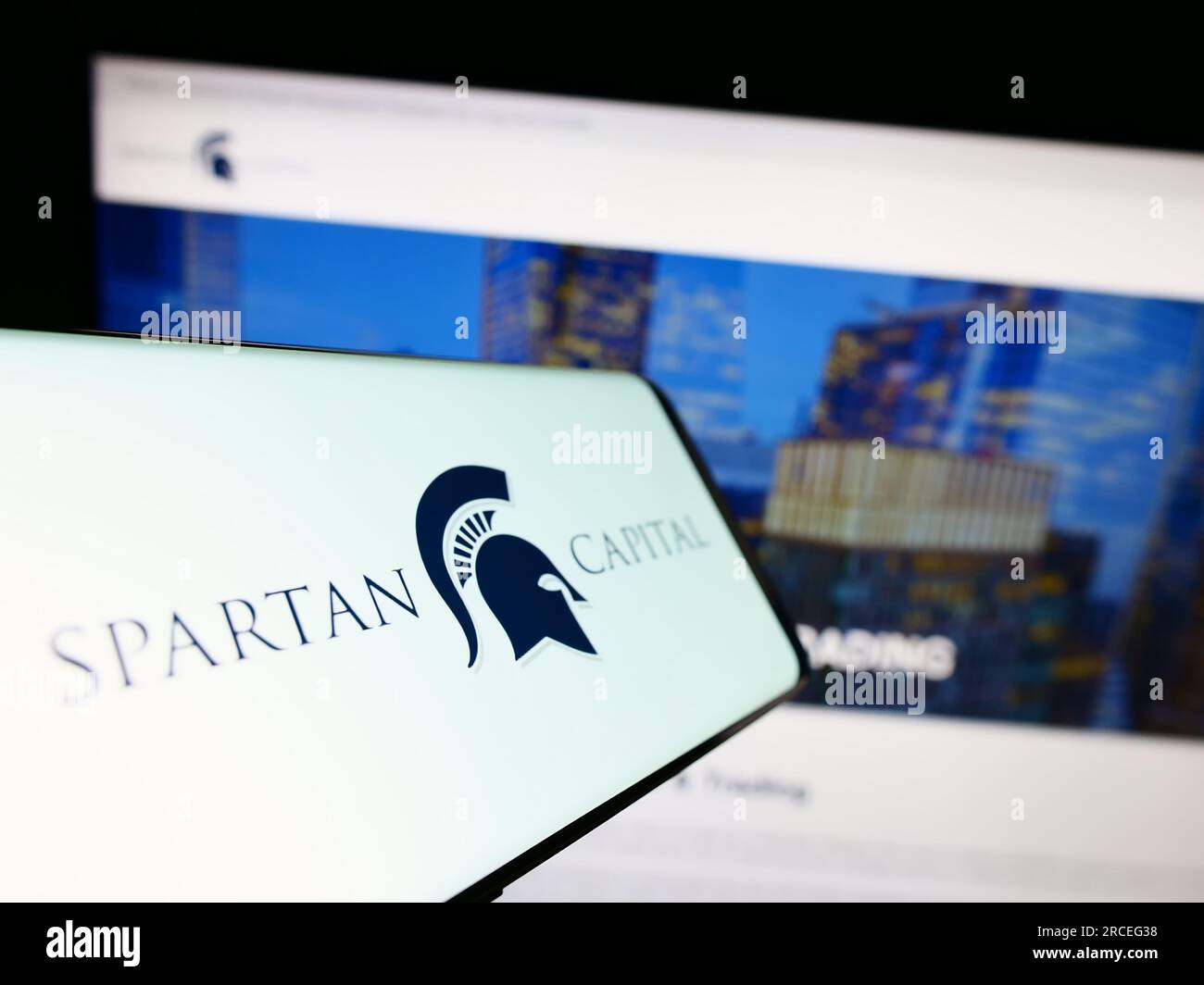 Mobiltelefon mit Logo des amerikanischen Unternehmens Spartan Capital Securities LLC auf dem Bildschirm vor der Website. Fokus auf die Mitte rechts des Telefondisplays. Stockfoto