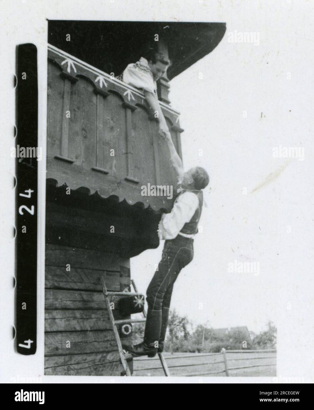 SS-Fotograf Ege (Deutschland und Sudetenland) Lokale Bevölkerung in traditioneller Kleidung; Architekten und Bildhauer; Eisenbahnwaggons und Dampflokomotive; Betrieb von Bahnhöfen; mit der Eisenbahn beladene Fahrzeuge; nach dem Bombenanschlag mit Obdachlosen und Feuerwehrleuten und Polizei; entspannende Soldaten; Einzel- und Gruppenfotos von einheimischen Frauen; Bundes Deutscher Mädel, Bund Deutscher Mädchen, Sport- und Kulturveranstaltungen, Berglandschaften, Pferderennen. Bilder der Frontaktivitäten der Waffen-SS-Einheiten. Stockfoto