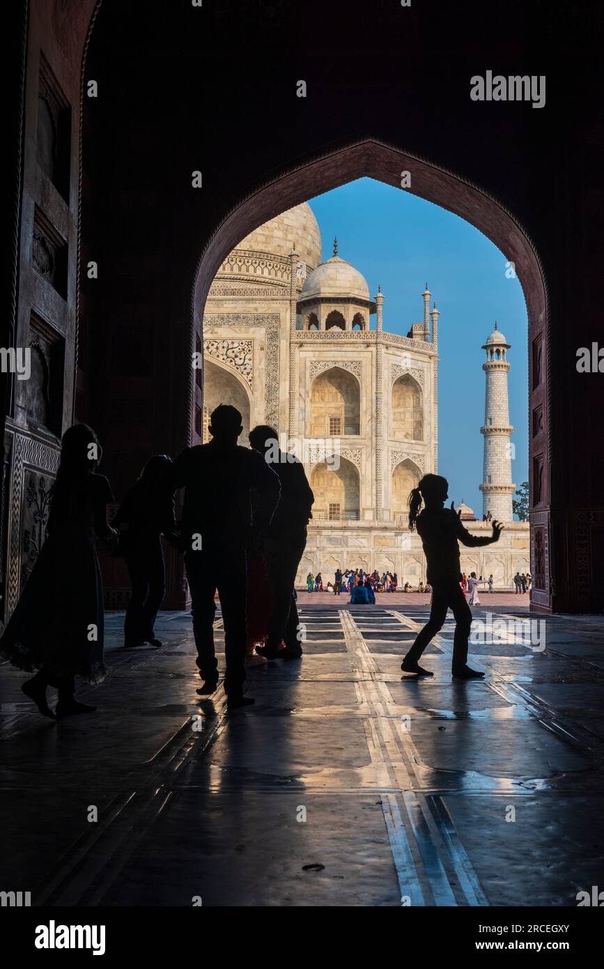 Silhouette der Besucher des Taj Mahal in Neu-Delhi, Indien. Tanzende Frau im Schatten. Stockfoto