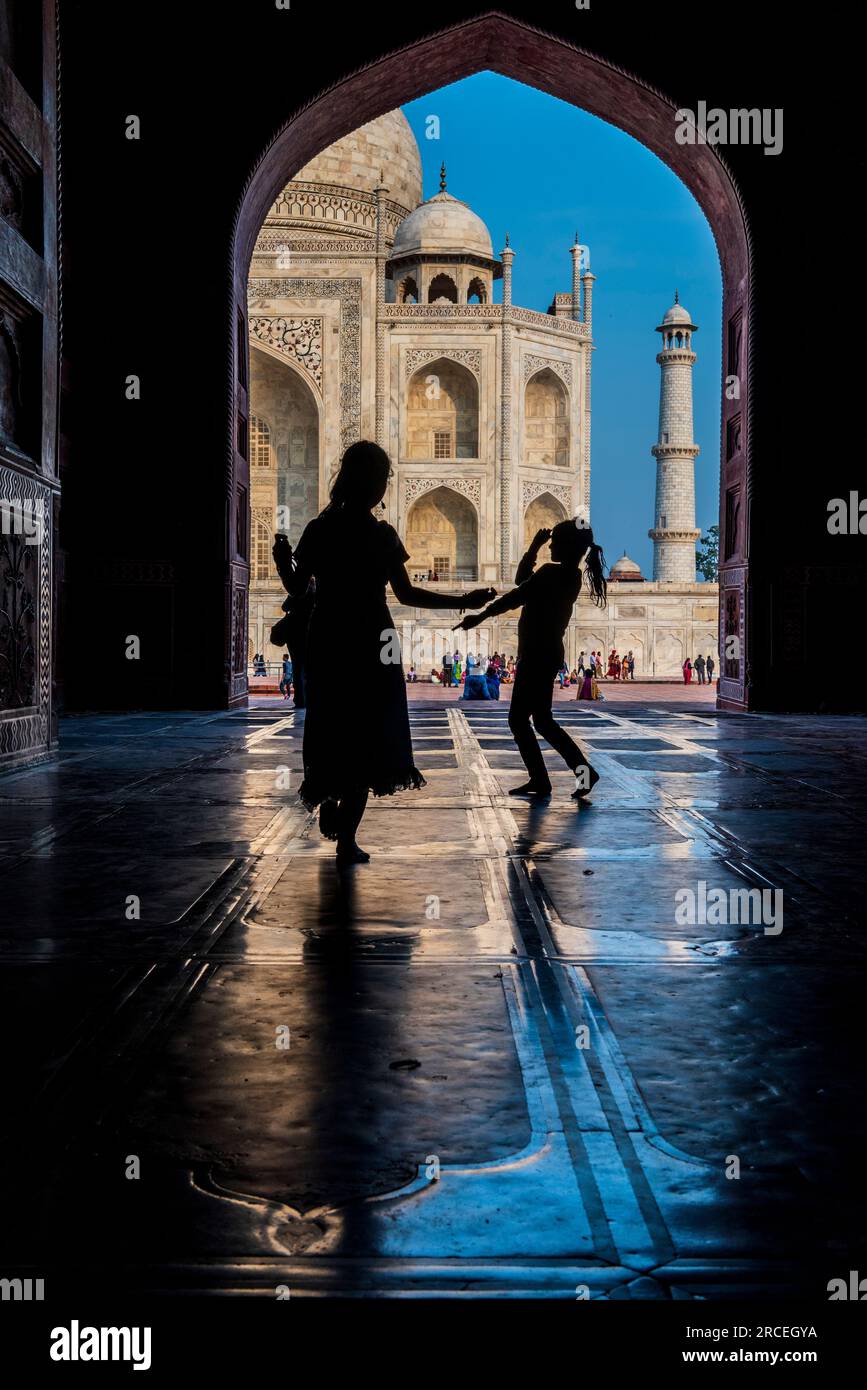 Silhouette der Besucher des Taj Mahal in Neu-Delhi, Indien. Stockfoto