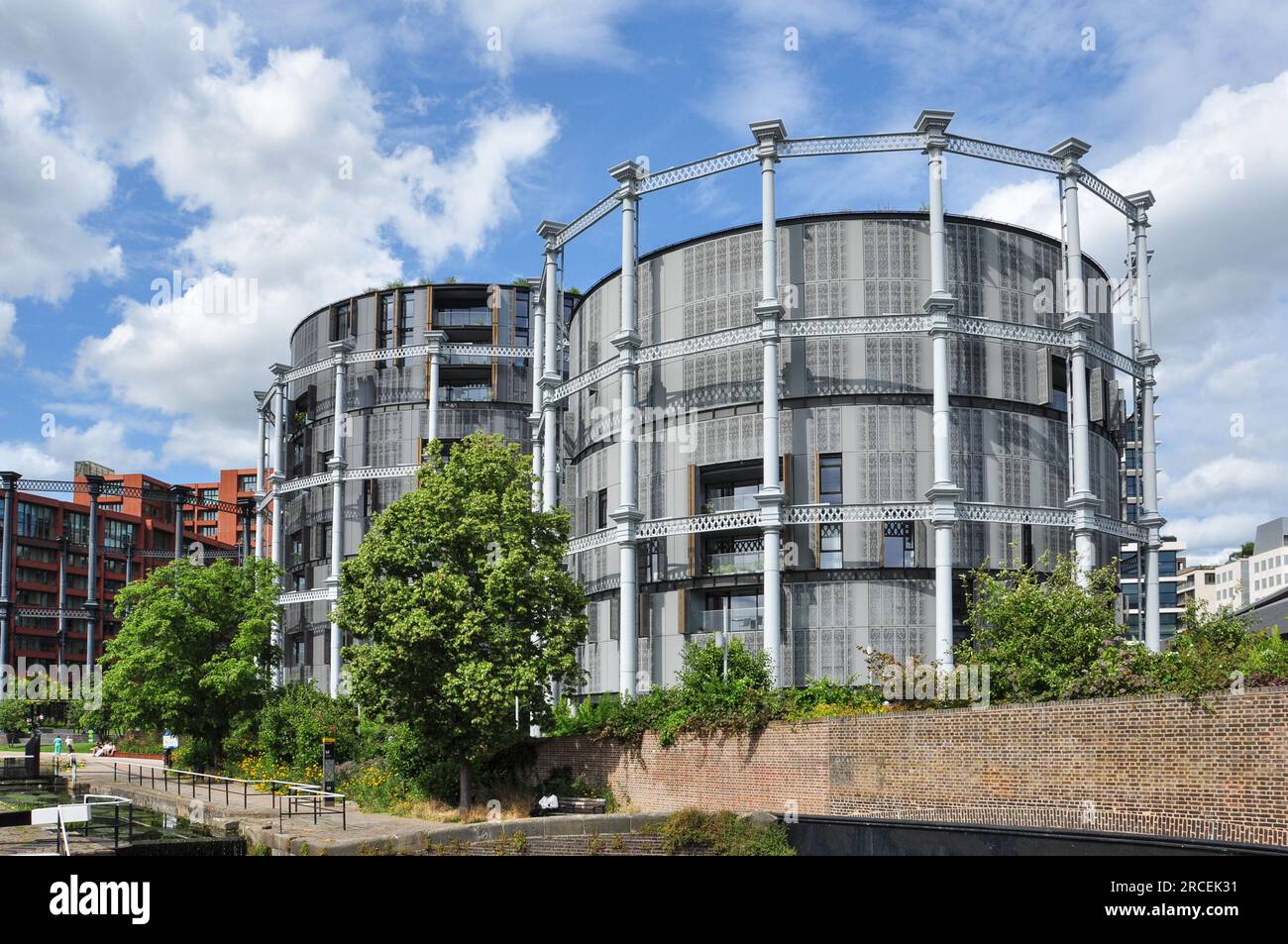 Moderne Wohnungen von alten Gashaltern am Regents Canal in King's Cross, London, England, Großbritannien Stockfoto