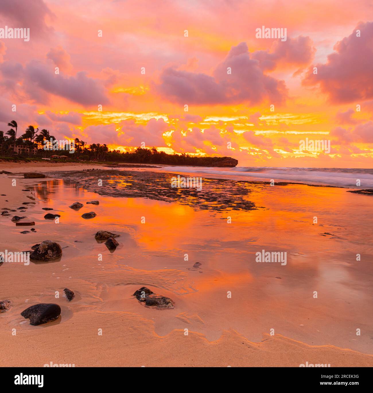 Wolkengefüllter Sonnenaufgang im Gezeitenbecken, Shipwreck Beach, Kauai, Hawaii, USA Stockfoto