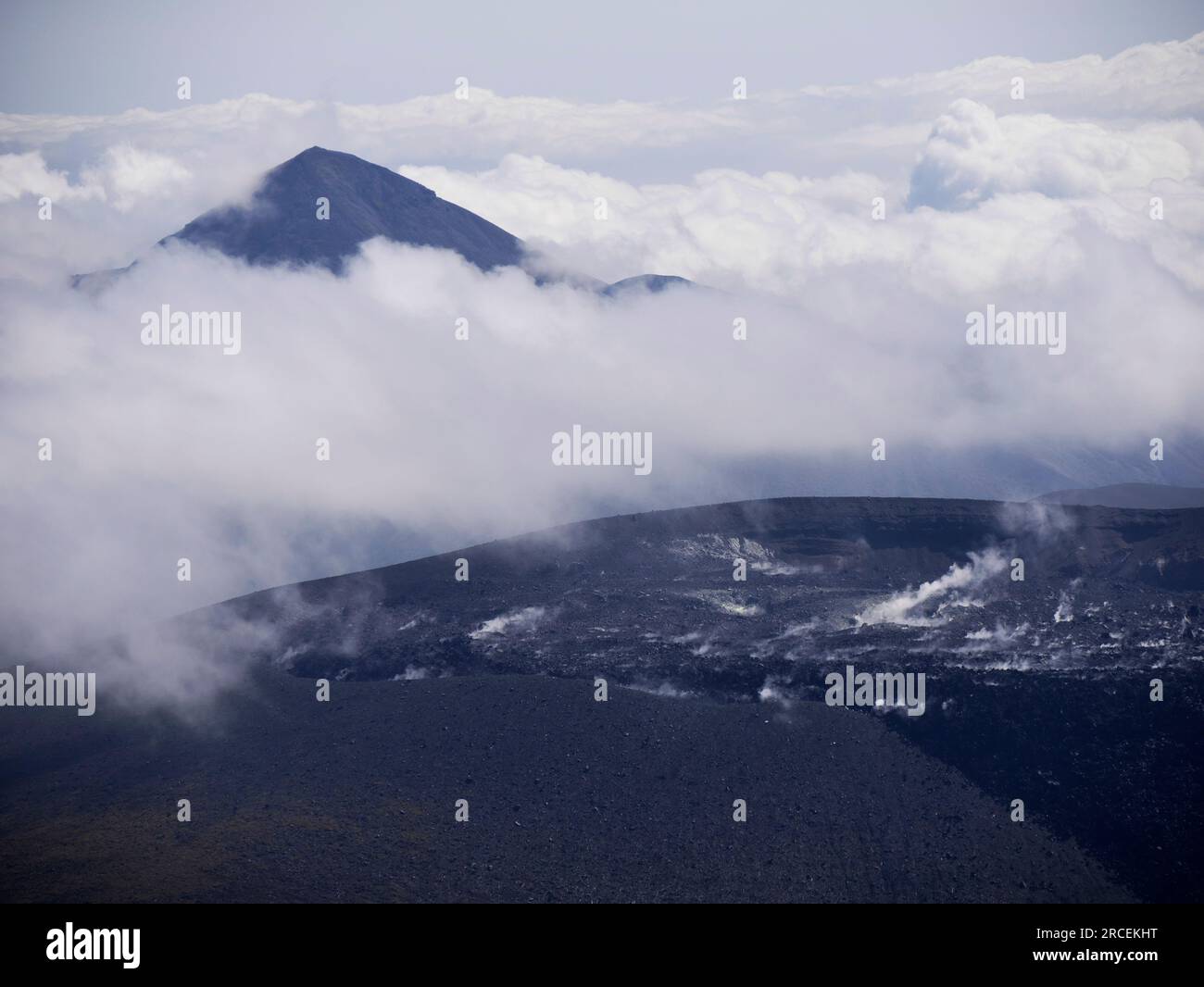 Blick auf den rauchenden Krater des aktiven Vulkans Shinmoedake in den Wolken von der Karakunidake Wanderung im Kirishima Geothermal Park in Kyushu, Japan Stockfoto