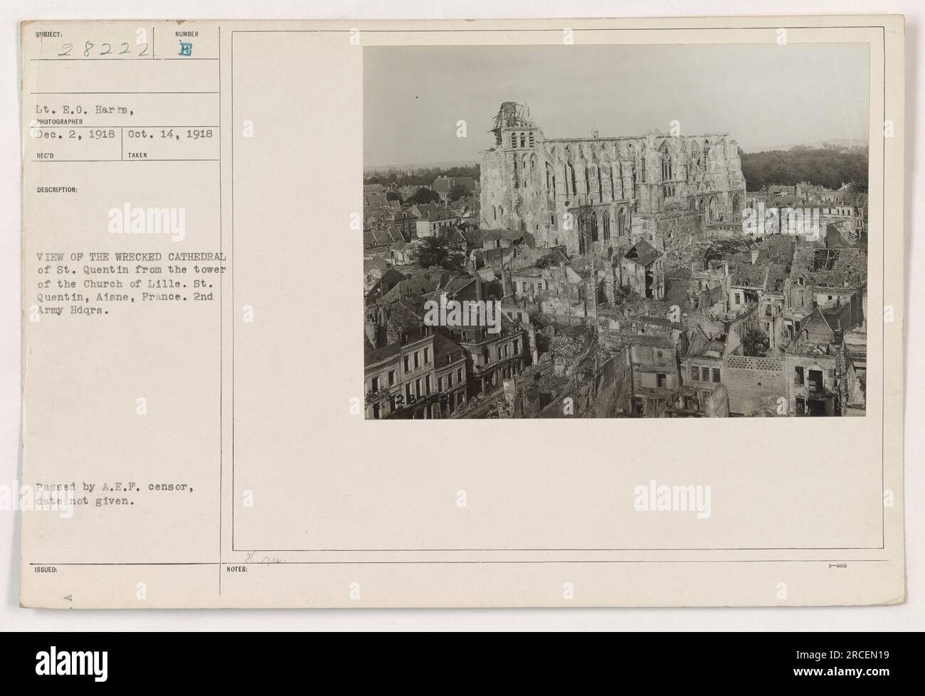 Blick auf die zerstörte Kathedrale von St. Quentin vom Turm der Kirche von Lille in St. Quentin, Aisne, Frankreich. Das Foto wurde am 14. Oktober 1918 von LT. E.O. Harris aufgenommen. Es wurde als Reconnaissance #28222 herausgegeben und vom A.E.F.-Zensor genehmigt. Das Bild zeigt die erheblichen Verwüstungen, die während des Ersten Weltkriegs verursacht wurden." Stockfoto