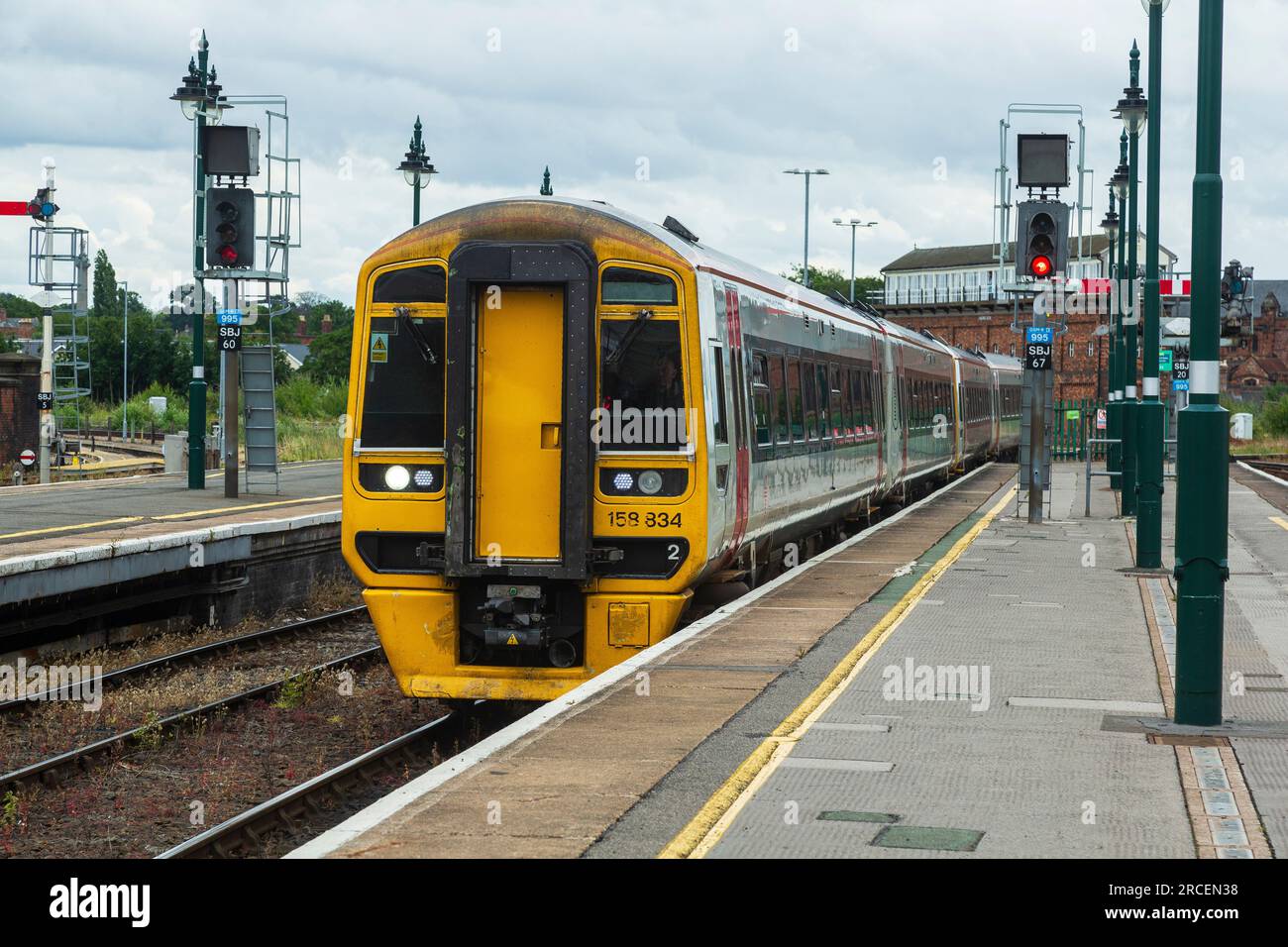 DMU Klasse 158, betrieben von Transport for Wales, TFW, in Shrewsbury Station, Shropshire, UK, Stockfoto