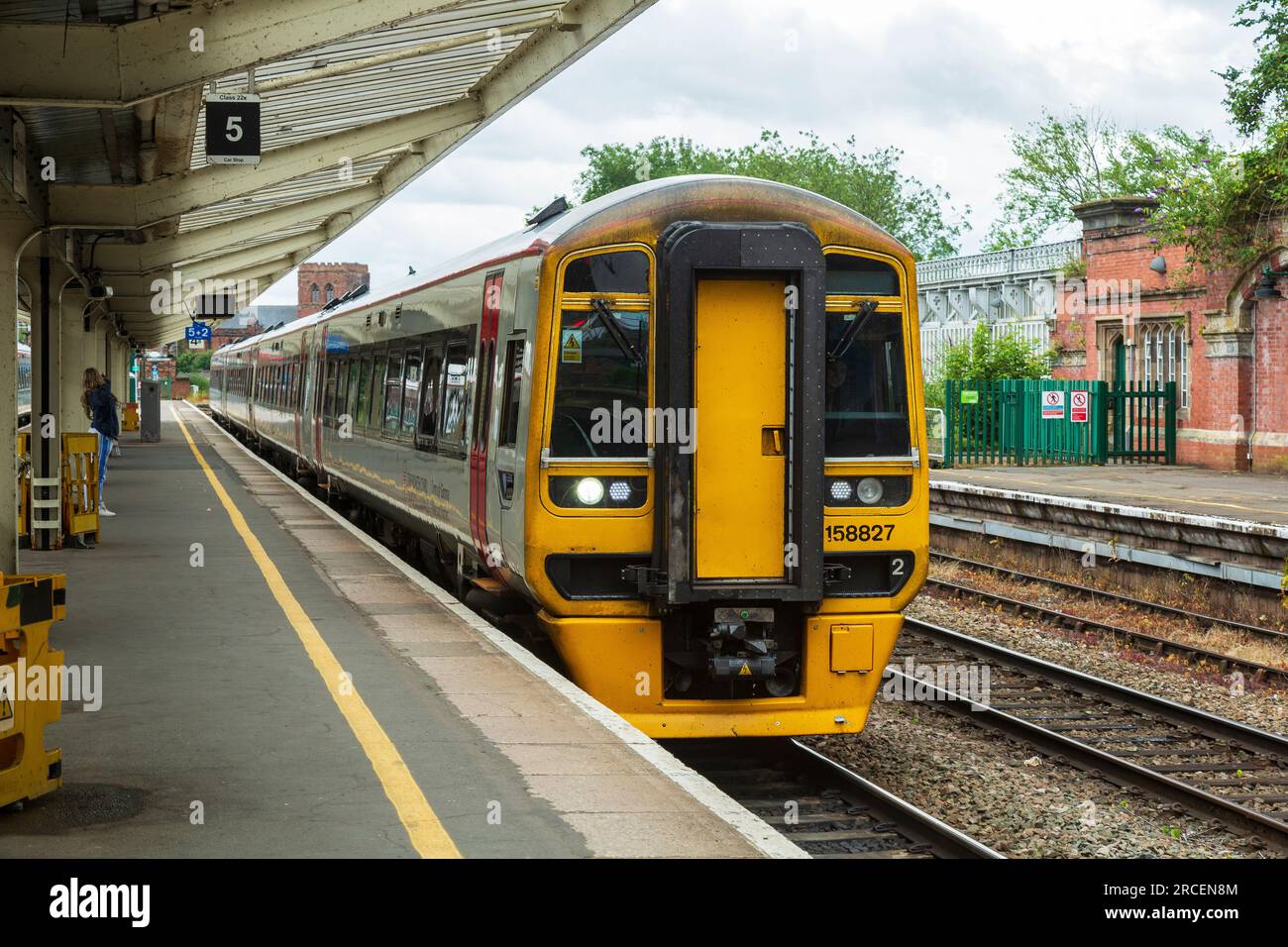 DMU Klasse 158, betrieben von Transport for Wales, TFW, in Shrewsbury Station, Shropshire, UK, Stockfoto