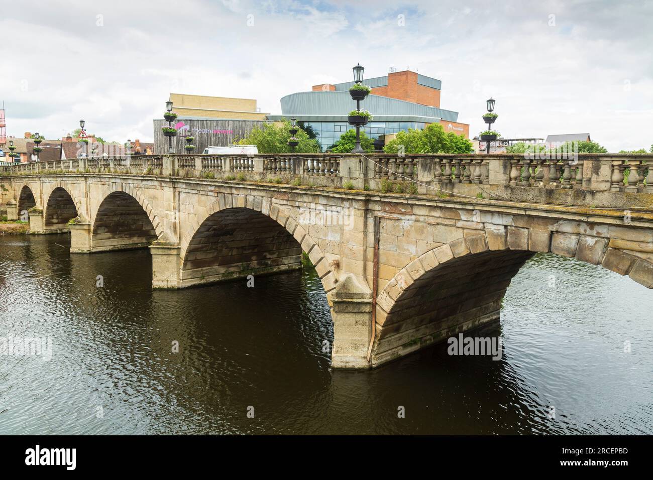 Walisische Brücke über den Fluss Severn in Shrewsbury und Theater Severn. Shrewsbury, Shropshire, Großbritannien Stockfoto