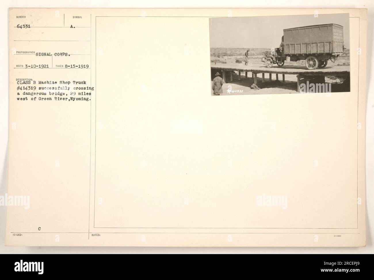 Klasse B Maschinenwerkstatt Truck Nr. 414319 auf einer gefährlichen Brücke, 29 Meilen westlich von Green River, Wyoming. Dieses Foto wurde am 15. August 1919 aufgenommen und ist Teil der Sammlung von American Military Activities während des Ersten Weltkriegs. Das Bild wurde mit der Identifikationsnummer *64531 katalogisiert. Stockfoto