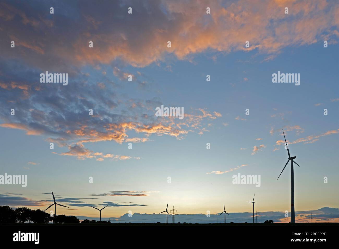 Windkraftwerke, Wolken, Nachglühen, Melbeck, Ilmenau, Niedersachsen, Deutschland Stockfoto
