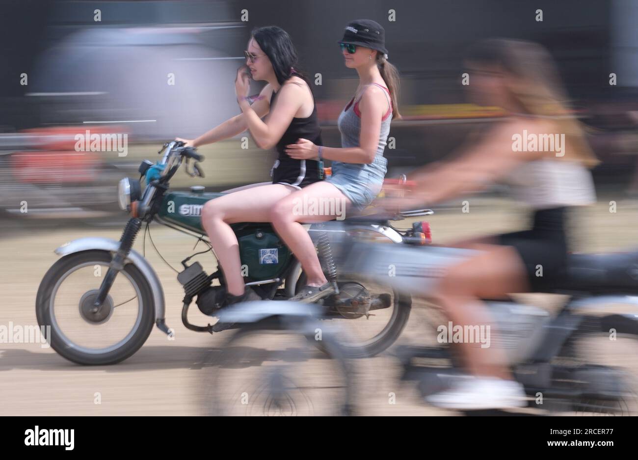 Zwickau, Deutschland. 14. Juli 2023. Teilnehmer des Simson-Treffens reiten auf dem Gelände des Flugplatzes von Zwickau. Zum 21. Mal findet das Simson-Treffen dieses Wochenende statt. Die Kleinkrafträder der Marke Simson wurden bis Anfang der 1990er Jahre in Suhl (Thüringen) hergestellt. Nach Angaben der Bundesbehörde für den Kraftfahrzeugsektor sind nach wie vor mehr als 20.000 dieser Zweiräder registriert. Kredit: Sebastian Willnow/dpa/Alamy Live News Stockfoto