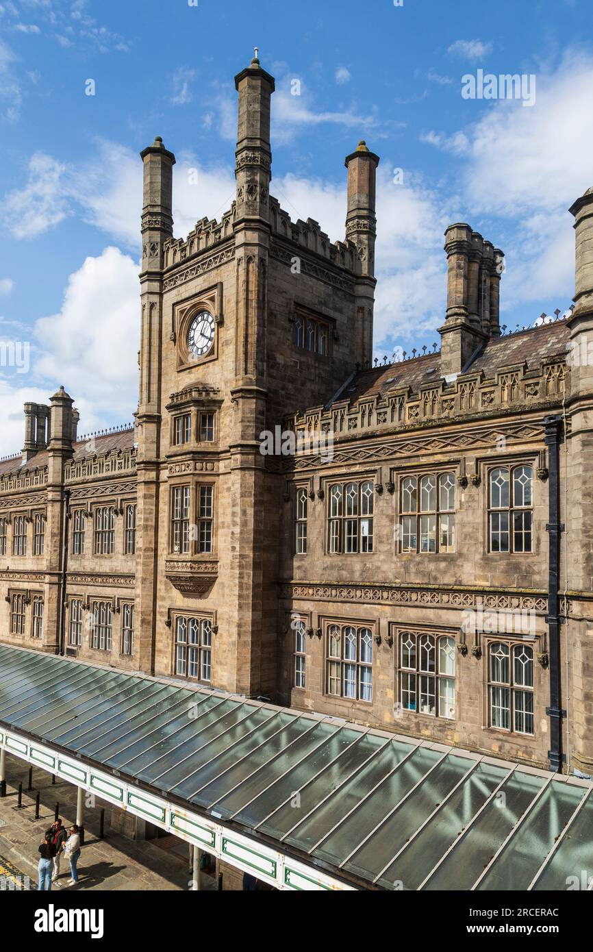 Shrewsbury Bahnhof, erbaut 1848, und ein denkmalgeschütztes Gebäude der Klasse 2, Shrewsbury, Shropshire, Großbritannien Stockfoto