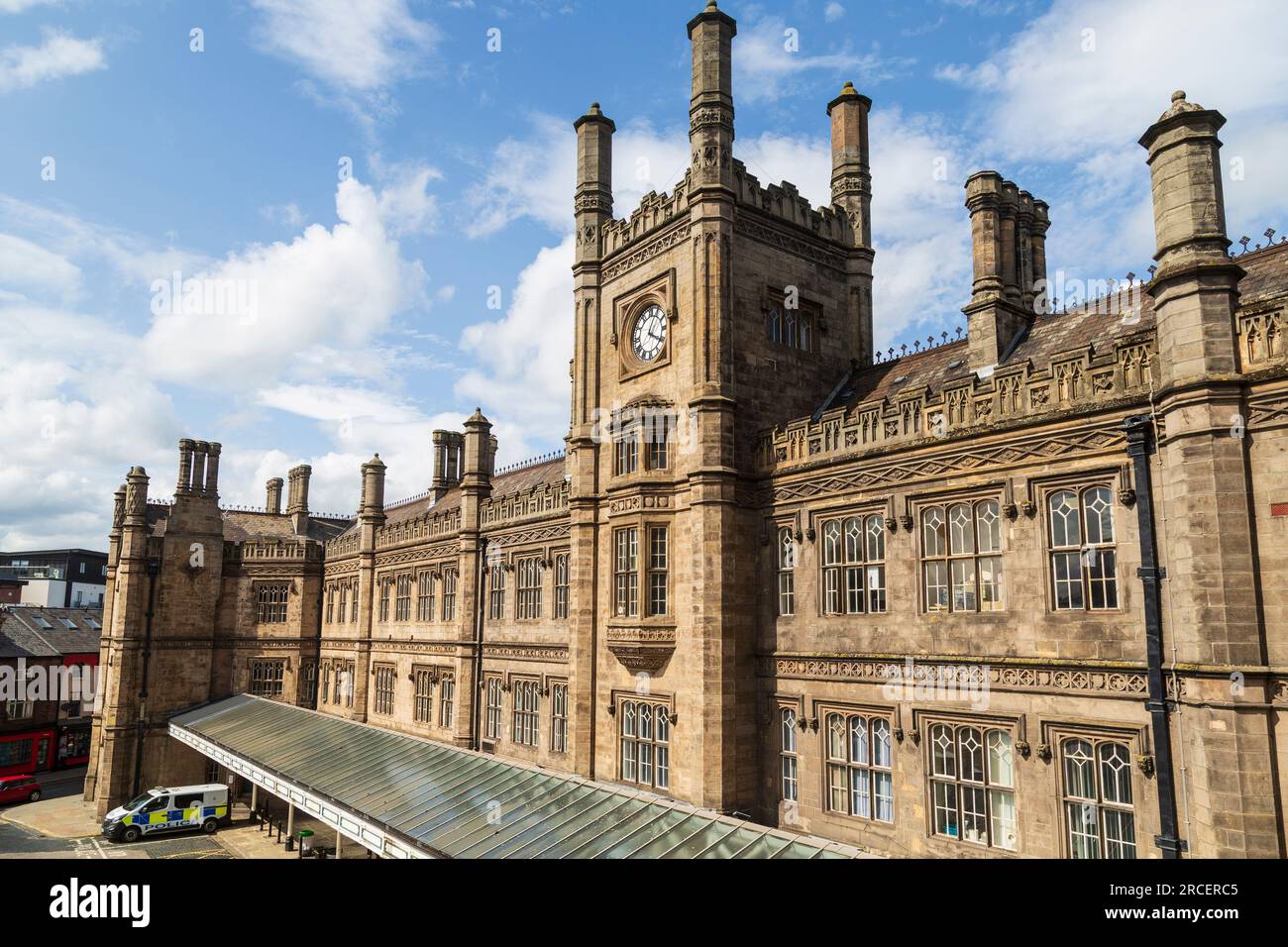 Shrewsbury Bahnhof, erbaut 1848, und ein denkmalgeschütztes Gebäude der Klasse 2, Shrewsbury, Shropshire, Großbritannien Stockfoto