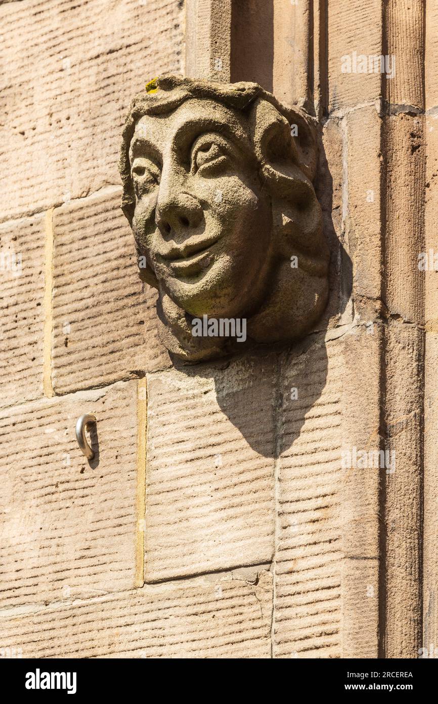 Gargoyle an der Mauer des Bahnhofs Shrewsbury, erbaut 1848, und ein denkmalgeschütztes Gebäude der Klasse 2, Shrewsbury, Shropshire, Großbritannien Stockfoto