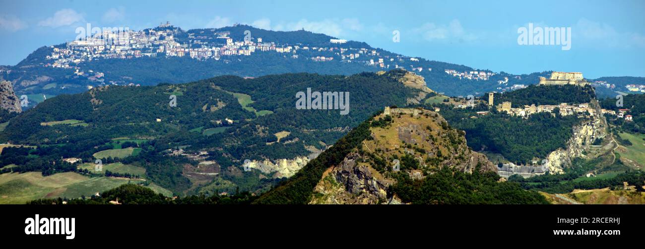 Foto Panoramica con Rocca di Maioleto, Forte di San Leo e San Marino sul Monte Titano nello sfondo Stockfoto