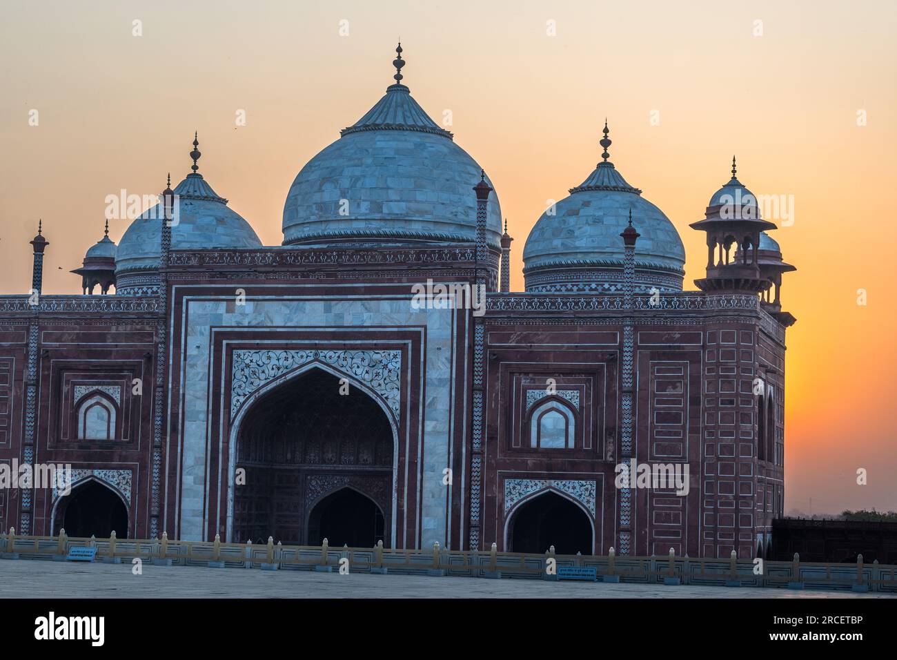 Morgenfoto der Kuppeln von Jama Masjid Mosqueas die Sonne geht im Hintergrund auf. Stockfoto