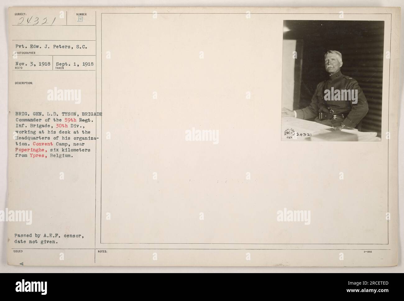 Brigg. General L.D. Tyson, Brigadekommandeur der Infanteriebrigade des 59. Regiments, 30. Division, wird an seinem Schreibtisch im Hauptquartier seiner Organisation im Kloster in der Nähe von Poperinghe, Belgien, gesehen. Das Foto wurde von Pvt. EDW aufgenommen. J. Peters, S.C. am 1. September 1918. Es wurde vom A.E.F.-Zensor genehmigt, es wird jedoch kein spezifisches Datum angegeben. 18BUED war dafür verantwortlich, dem Foto eine eindeutige Identifikationsnummer zuzuweisen, die in diesem Fall 24321 ist. Stockfoto