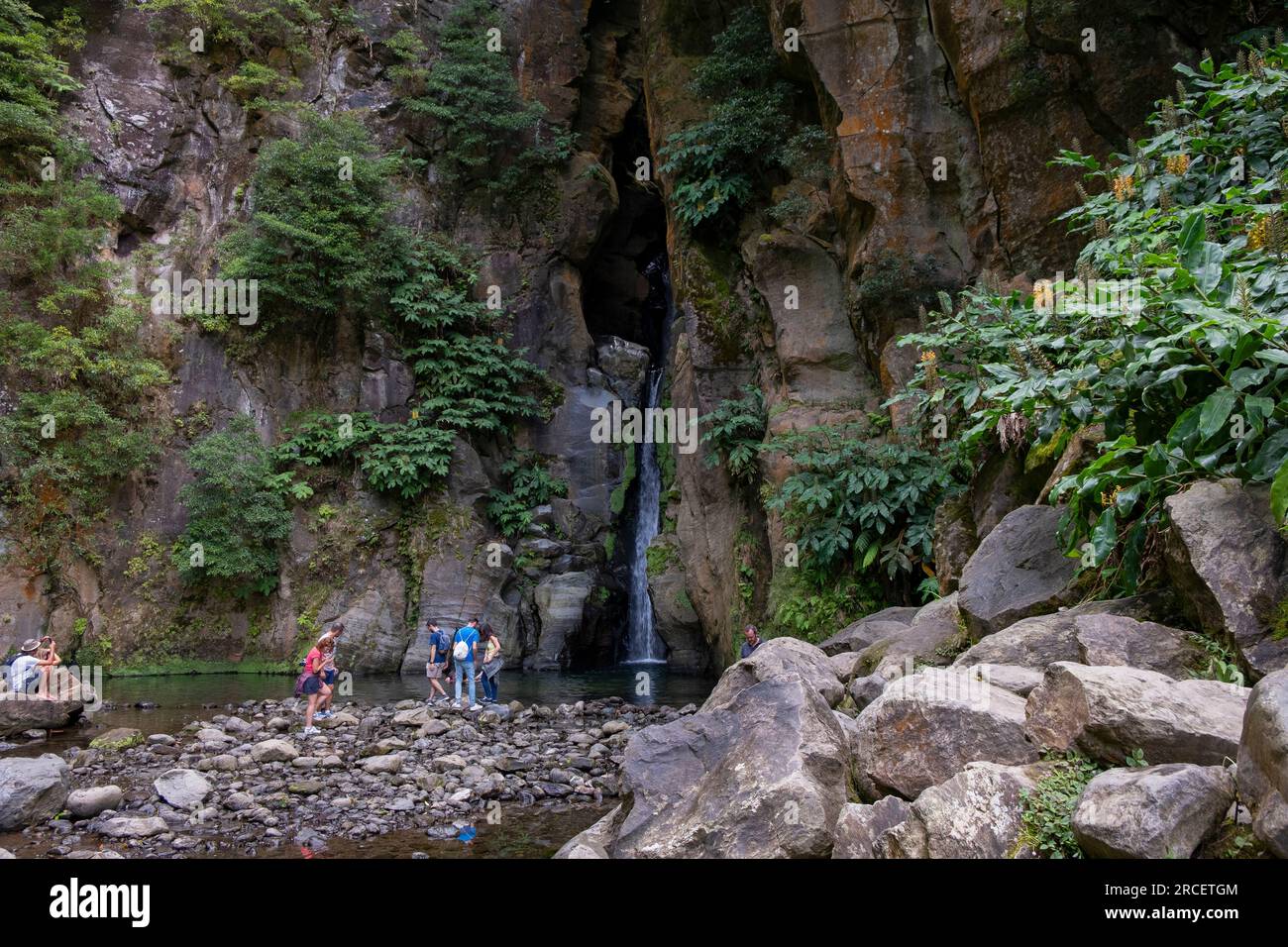 Ribeira Grande, Azoren - 05.09.2019: Touristen stehen in der Nähe des wunderschönen Wasserfalls „Salto do Cabrito“. Die Insel Sao Miguel auf den Azoren Stockfoto