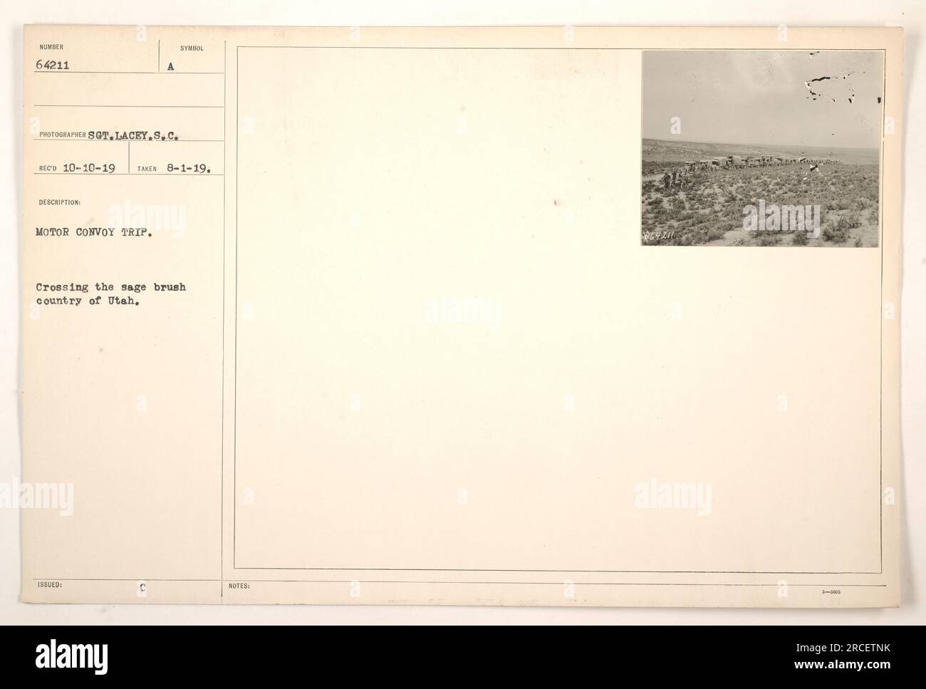 Ein Motorkonvoi durchquert das Sagebrush-Land Utah während einer Reise. Das Foto wurde am 1. August 1919 von Sergeant Lacey vom Signalkorps gemacht. Die Szene zeigt Militärfahrzeuge, die das raue Gelände in Utah durchqueren. Das Foto ist Teil der StillPixFindingAid-Sammlung mit der Identifikationsnummer 64211. Stockfoto