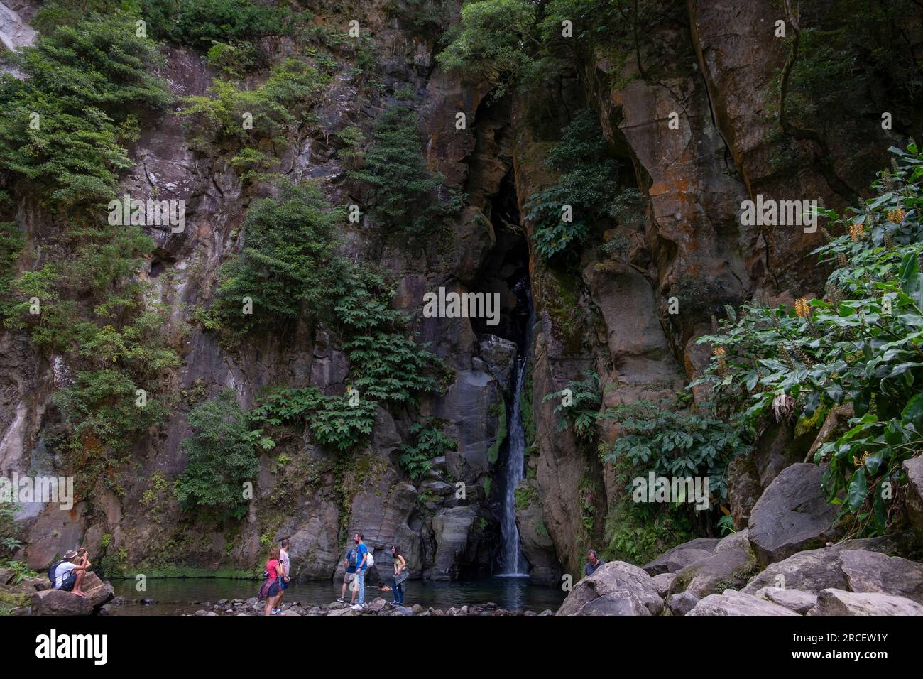Ribeira Grande, Azoren - 05.09.2019: Touristen stehen in der Nähe des Wasserfalls von „Salto do Cabrito“. Die Insel Sao Miguel auf den Azoren Stockfoto