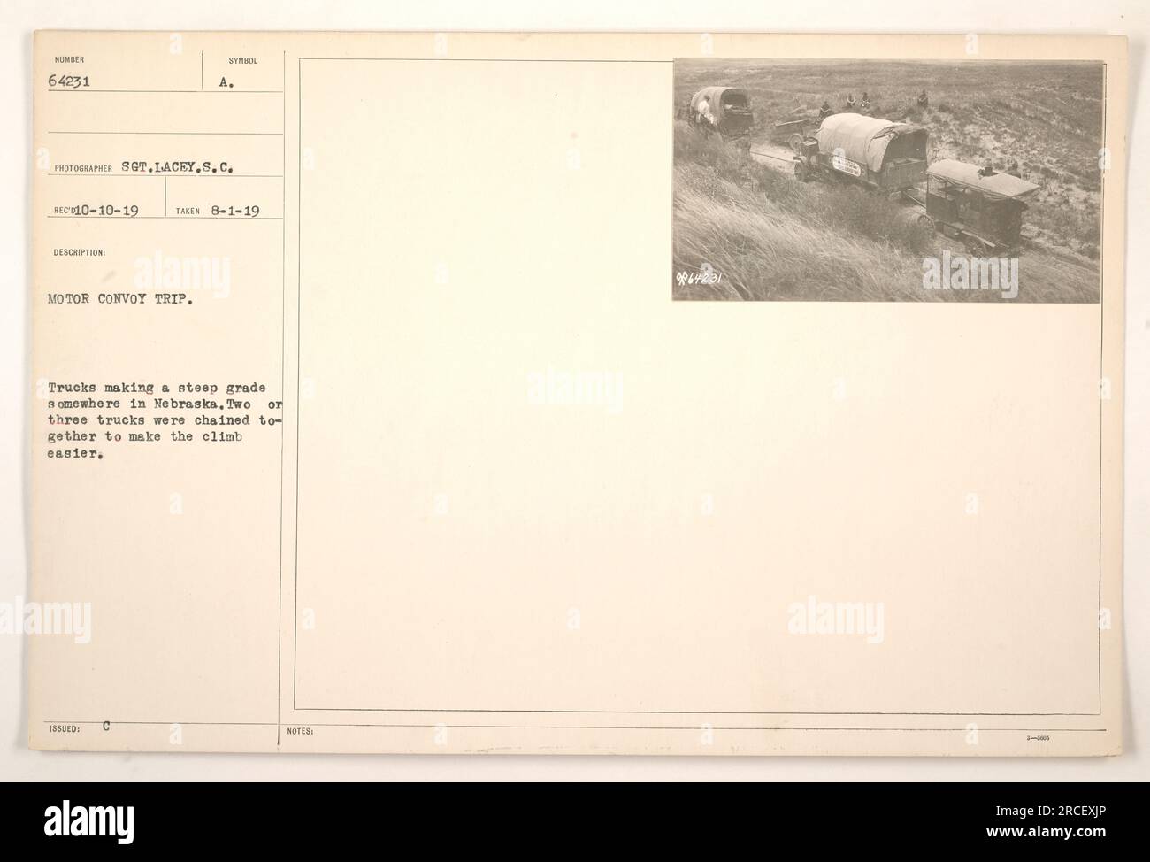 Fahrt im Motorkonvoi in Nebraska während des Ersten Weltkriegs, Lastwagen aneinander gekettet, um das Besteigen steiler Steigungen zu erleichtern. Foto von Sergeant Lacey, aufgenommen am 1. August 1919. Dieses Bild ist Teil von StillPixFindingAid Nummer 64231. Stockfoto
