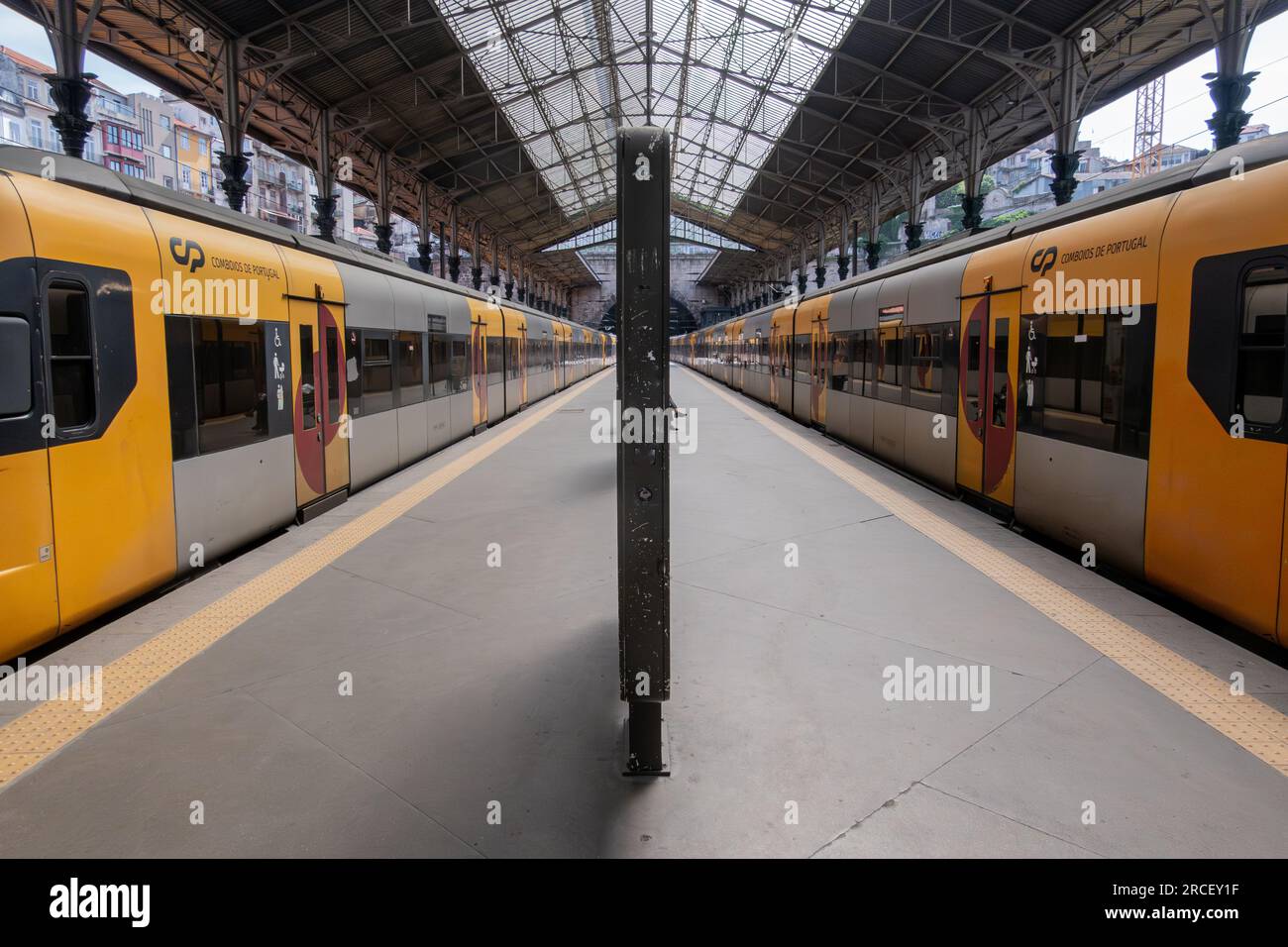 Porto, Portugal - 26. April 2023: Klassische Architektur und Bahnhof Sao Bento in Porto mit Comboio de Portugal-Zügen an den Bahnhöfen im Inneren Stockfoto