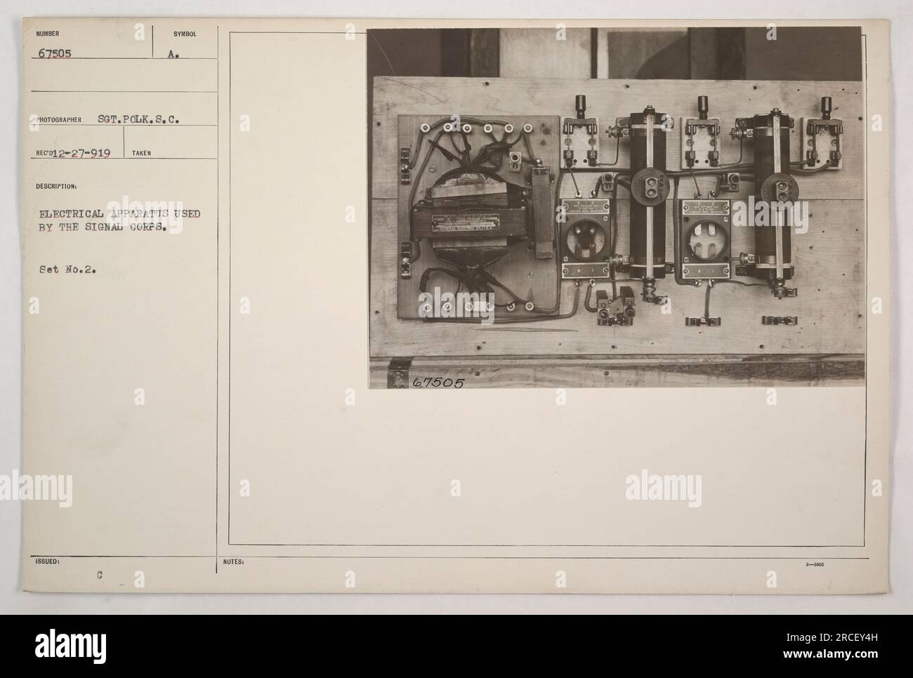 Ein Foto, das elektrische Geräte zeigt, die das Signalkorps im Ersten Weltkrieg benutzte. Dieses Set, das als Set Nr. 2 bezeichnet wird, hat die Nummer 67505 und wurde vom Fotografen Sgt. Polk aufgenommen. Diese elektrischen Geräte wurden dem Signalkorps für ihre Operationen übergeben. Stockfoto