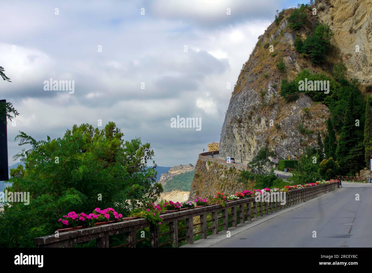 L'unica strada di ingresso al paese di San Leo, scavata sul fianco del dirupo roccioso Stockfoto