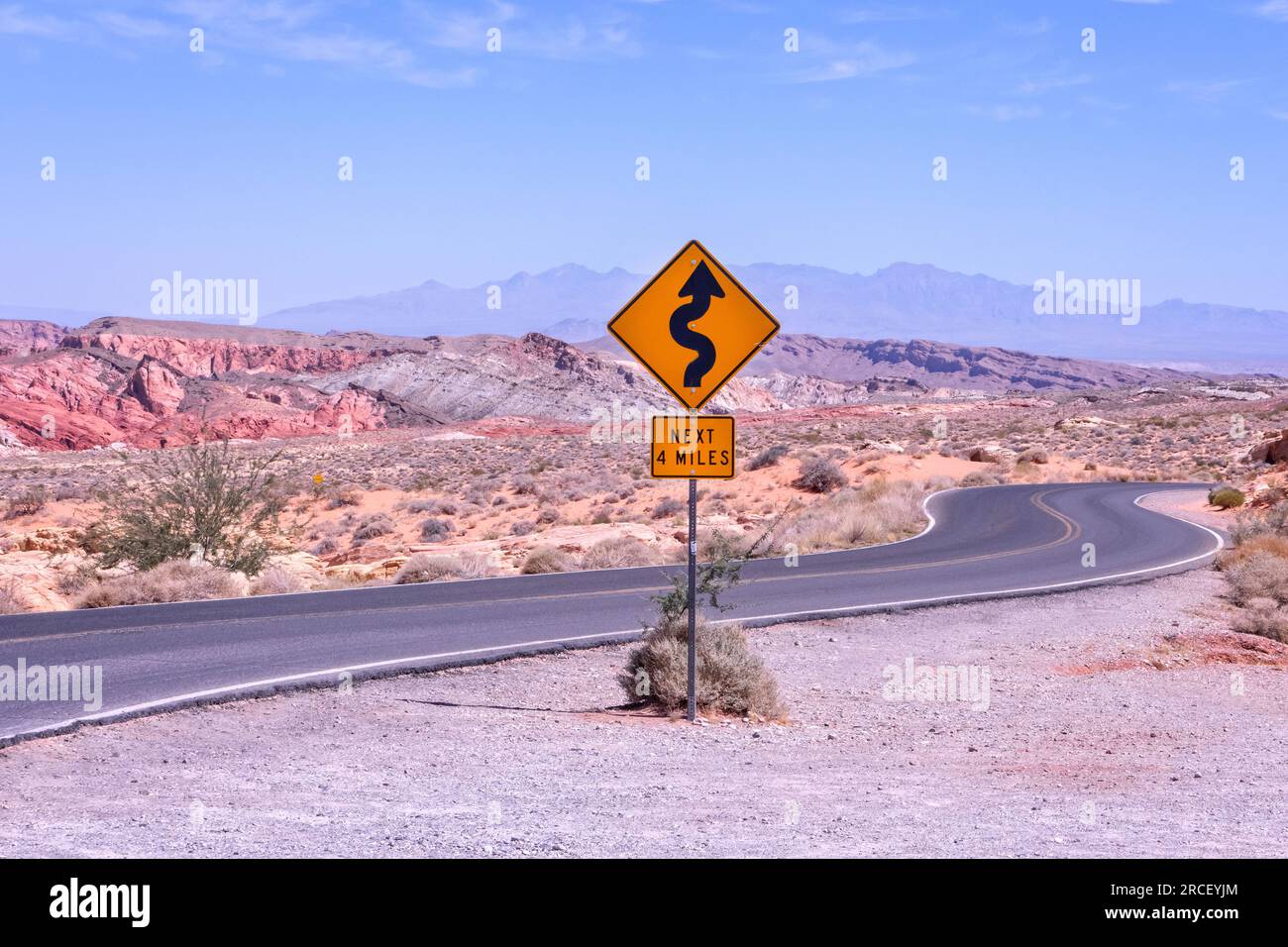 Kurvenreiche Straße im „Valley of Fire“ Nevada USA Stockfoto