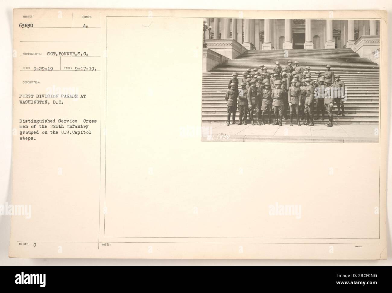 Distinguished Service Cross Men von der 228. Infanterie der First Division Parade auf den Stufen der USA Capitol in Washington, D.C. Das Foto wurde am 17. September 1919 von Sergeant Bonner, dem Symbol-Fotografen, als Teil einer Reihe von Fotografien aufgenommen, die die amerikanischen militärischen Aktivitäten während des Ersten Weltkriegs dokumentieren. Die Referenznummer des Nationalarchivs für dieses Bild ist 63830. Stockfoto