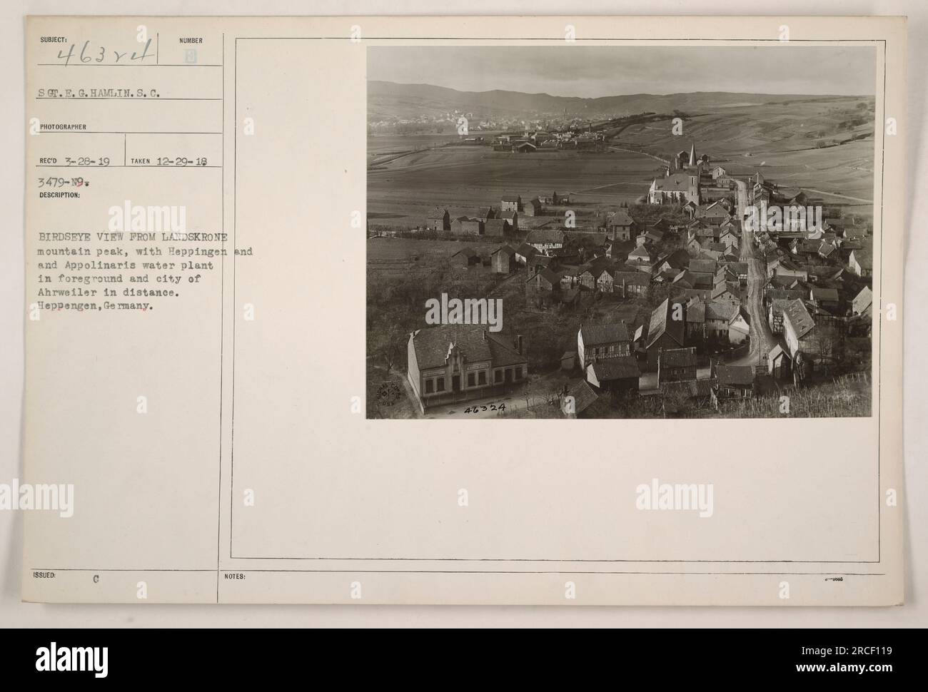 Luftaufnahme vom Gipfel der Landskrone mit der Stadt Heppingen und der Wasserpflanze Appolinaris im Vordergrund. In der Ferne kann man die Stadt Ahrweiler sehen. Dieses Foto wurde am 29. Dezember 1918 von S.E.G. aufgenommen Hamlin und erhalten am 28. Juli 1919. Es ist Teil von Subjekt 2463, Serie SC. Die Beschreibung ist in den Prüfnotizen mit 3479-19 gekennzeichnet, und die zugehörigen Problemnotizen sind mit 43524 gekennzeichnet. Stockfoto