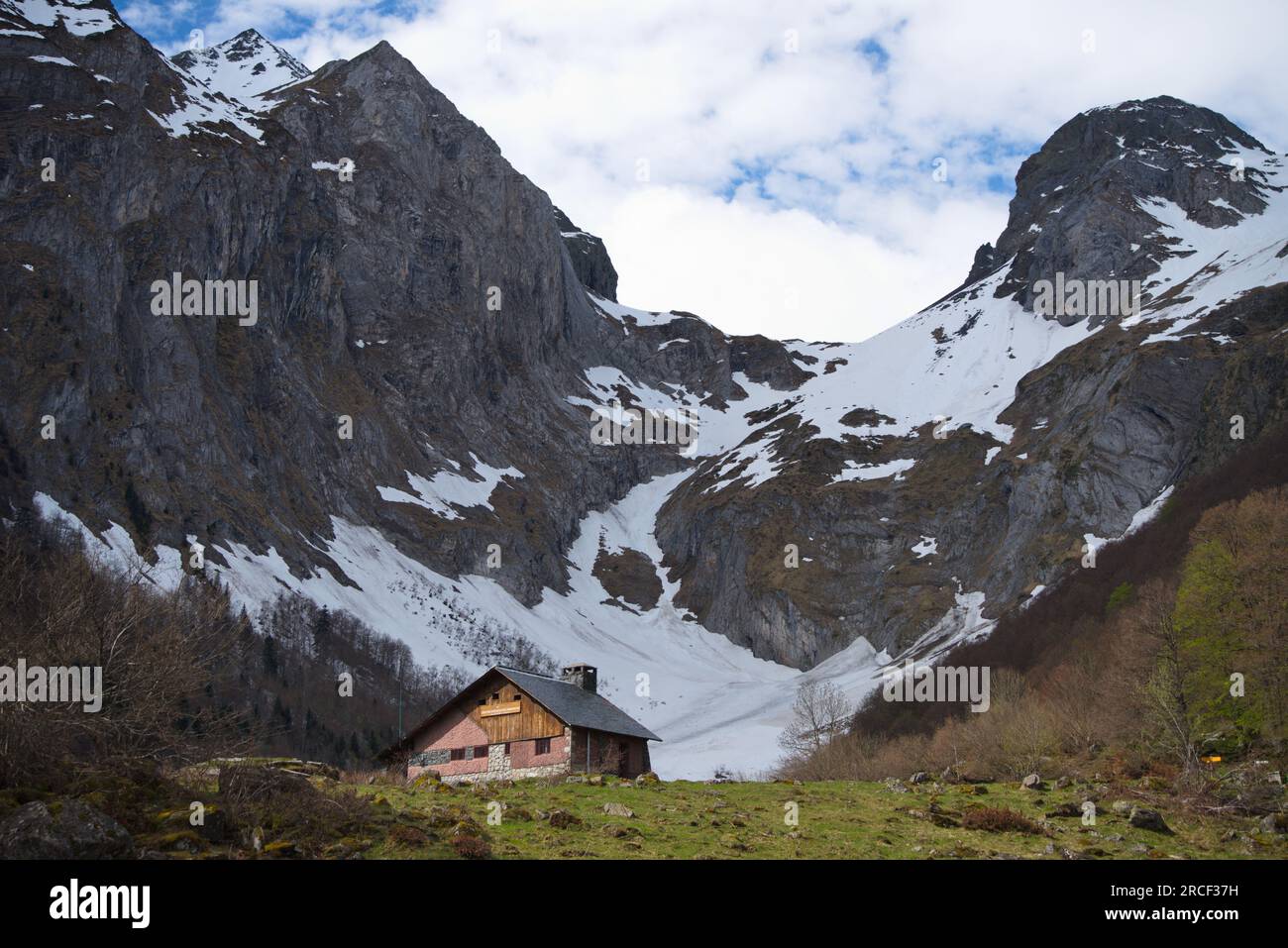 Foto des Artiga de Lin Bergschutzgebiets in Valle de Aran, Pyrenäen. / foto del refugio de Montaña de Artiga de Lin en el Vallede Aran, Pirineos Stockfoto