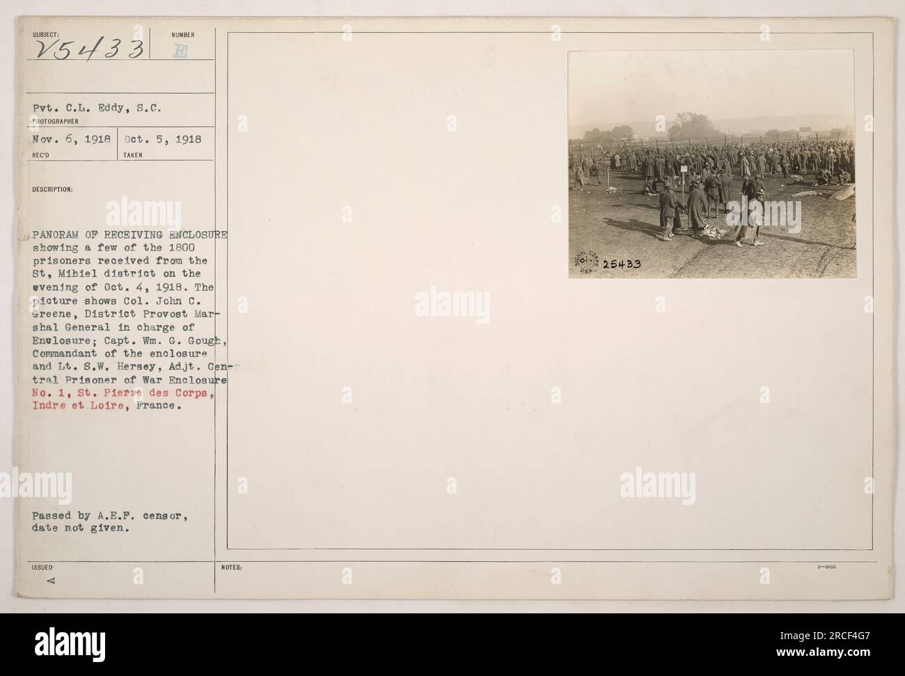 Panoramablick auf die Empfangshalle an der Zentralgefangenen des Krieges, Gehege Nr. 1, St. Pierre des Corps, Indre et Loire, Frankreich. Das Foto wurde am 5. Oktober 1918 aufgenommen und zeigt 1.800 Gefangene, die vom St. Mihiel Bezirk am Vorabend. Oberst John C. Greene, Hauptmann WM. G. Gough und LT. S.W. Hersey ist auf dem Bild zu sehen. Das Foto wird vom A.E.P. Zensor ohne Angabe eines bestimmten Datums genehmigt. [Bitte beachten Sie, dass der bereitgestellte Titel eine Zusammenfassung der Fakten ist, die auf der vom Benutzer bereitgestellten Beschreibung basiert. Es enthält keine zusätzlichen kreativen Elemente oder Stockfoto