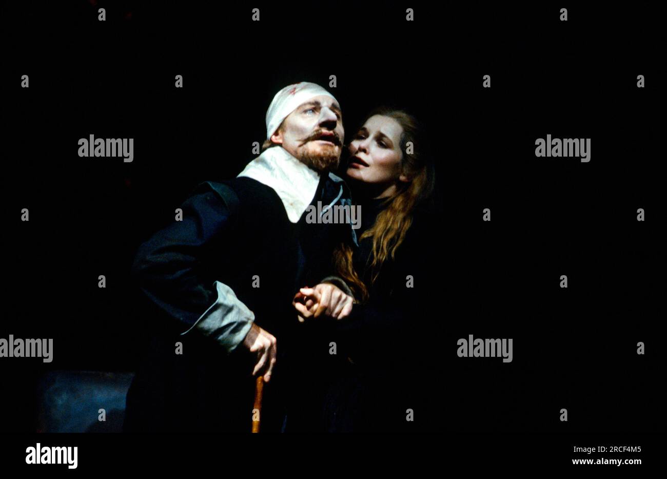 Derek Jacobi (Cyrano), Alice Krige (Roxane) in CYRANO DE BERGERAC von Edmond Rostand bei The Royal Shakespeare Company (RSC), Barbican Theatre, London EC2 27/07/1983 übersetzt von Anthony Burgess Set Design: Ralph Koltai Kostüme: Alexander Reid Beleuchtung: Terry Hands & Clive Morris Kights: Ian Terry Kay Stockfoto
