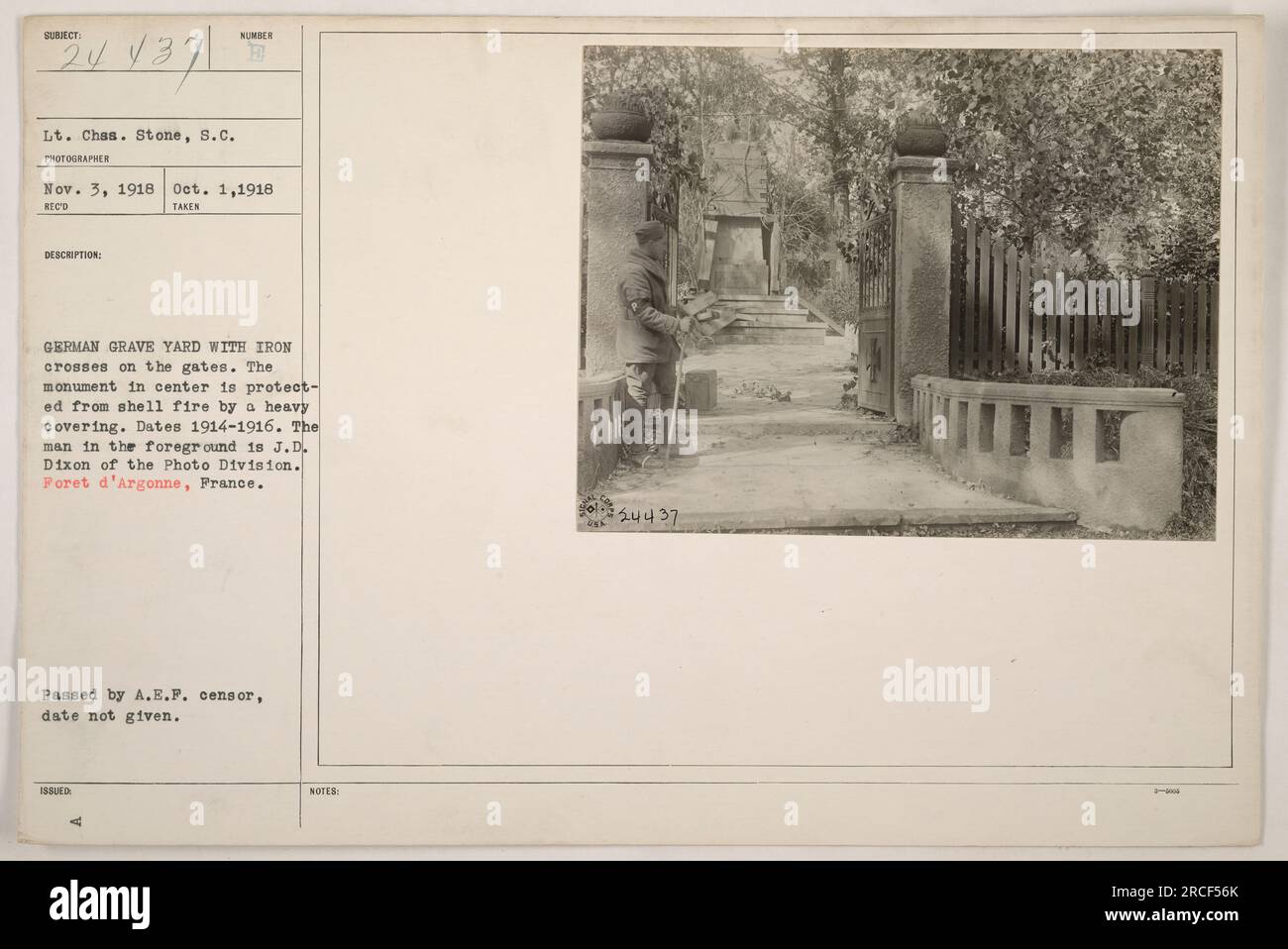 Leutnant Chas. Stone vom US Signal Corps hat dieses Foto am 3. November 1918 gemacht. Es zeigt einen deutschen Friedhof mit eisernen Kreuzen an den Toren in Foret d'Argonne, Frankreich. Das Denkmal in der Mitte ist durch eine schwere Abdeckung vor einem Patronenfeuer geschützt. Die Daten auf den Kreuzen zeigen 1914-1916. J.D. Dixon von der Photo Division ist im Vordergrund zu sehen. Dieses Foto wurde vom A.E.P.-Zensor übergeben, aber das Datum der Zensur ist unbekannt. Stockfoto