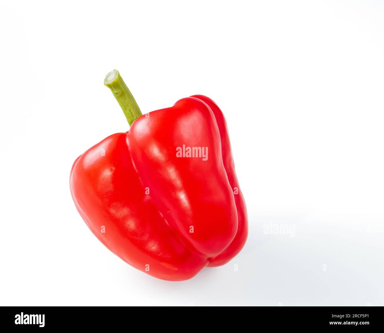 Eine große rote Paprika-Nahaufnahme auf weißem Hintergrund. Stockfoto