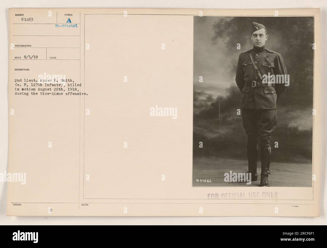 2. Lieutenant Homer R. Smith von Kompanie F der 127. Infanterie wurde am 29. August 1918 während der Oise-Aisne-Offensive getötet. Dieses Foto dient als symbolische Darstellung seines Opfers. Das Bild trägt die Bezeichnung „HOME 61263“ und wurde am 1. August 1919 von einem Fotografen mit den Initialen „RECO“ aufgenommen. Die Informationen sind nur für den offiziellen Gebrauch bestimmt. Stockfoto