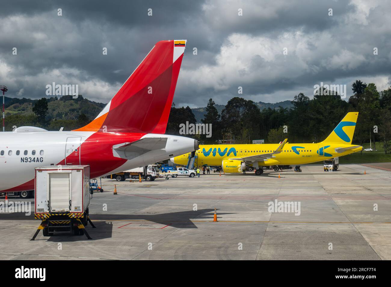 Medellin, Antioquia, Kolumbien - 23. Oktober 2022: Gelbe und weiße Flugzeuge am Flughafen Jose Maria Cordova parken am Morgen Stockfoto