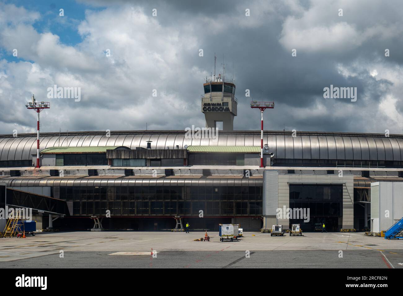 Medellin, Antioquia, Kolumbien - 17. Mai 2021: Ein Kontrollturm über dem Flughafen an einem bedeckten Tag Stockfoto