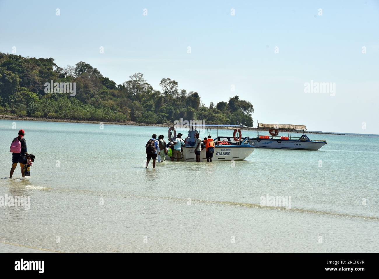 Die Ross & Smith Inseln sind durch eine Sandbank zu einer einzigen Gruppe von Inseln verbunden und sind sehr schön, was sie von den anderen Inseln unterscheidet. Das Wasser ist kristallklar, während das Sonnenbaden auf den Inseln ein wunderbares Erlebnis ist. Bei Flut verschwindet die Sandbank und hinterlässt eine Wasserspur zwischen den beiden Inseln. Bei Ebbe erscheint die Sandbank wieder. Es gibt ein Meeresschutzgebiet auf der Insel mit wunderschönen Korallenriffen und bunten Arten aus der Unterwasserwelt. Der Strand ist umgeben von tropischen Wäldern und ist ein bevorzugter Ort für Wanderungen und Wanderwege. N Stockfoto