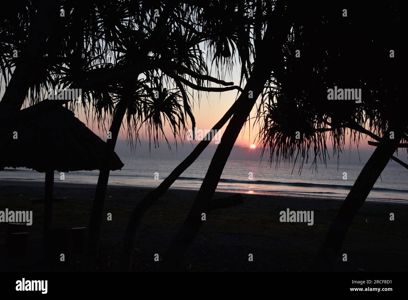 Die Ross & Smith Inseln sind durch eine Sandbank zu einer einzigen Gruppe von Inseln verbunden und sind sehr schön, was sie von den anderen Inseln unterscheidet. Das Wasser ist kristallklar, während das Sonnenbaden auf den Inseln ein wunderbares Erlebnis ist. Bei Flut verschwindet die Sandbank und hinterlässt eine Wasserspur zwischen den beiden Inseln. Bei Ebbe erscheint die Sandbank wieder. Es gibt ein Meeresschutzgebiet auf der Insel mit wunderschönen Korallenriffen und bunten Arten aus der Unterwasserwelt. Der Strand ist umgeben von tropischen Wäldern und ist ein bevorzugter Ort für Wanderungen und Wanderwege. N Stockfoto