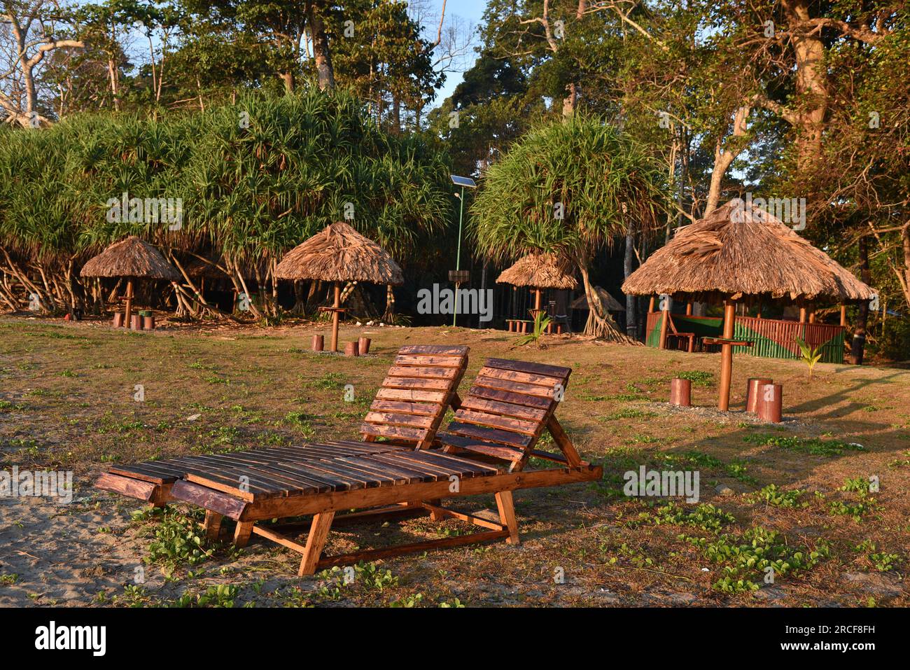 Die Ross & Smith Inseln sind durch eine Sandbank zu einer einzigen Gruppe von Inseln verbunden und sind sehr schön, was sie von den anderen Inseln unterscheidet. Das Wasser ist kristallklar, während das Sonnenbaden auf den Inseln ein wunderbares Erlebnis ist. Bei Flut verschwindet die Sandbank und hinterlässt eine Wasserspur zwischen den beiden Inseln. Bei Ebbe erscheint die Sandbank wieder. Es gibt ein Meeresschutzgebiet auf der Insel mit wunderschönen Korallenriffen und bunten Arten aus der Unterwasserwelt. Der Strand ist umgeben von tropischen Wäldern und ist ein bevorzugter Ort für Wanderungen und Wanderwege. N Stockfoto