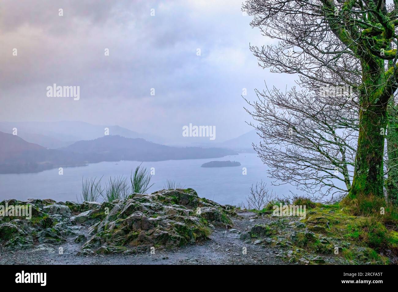 Wunderschöne Aufnahmen von den Bergen und dem See im Lake District Stockfoto