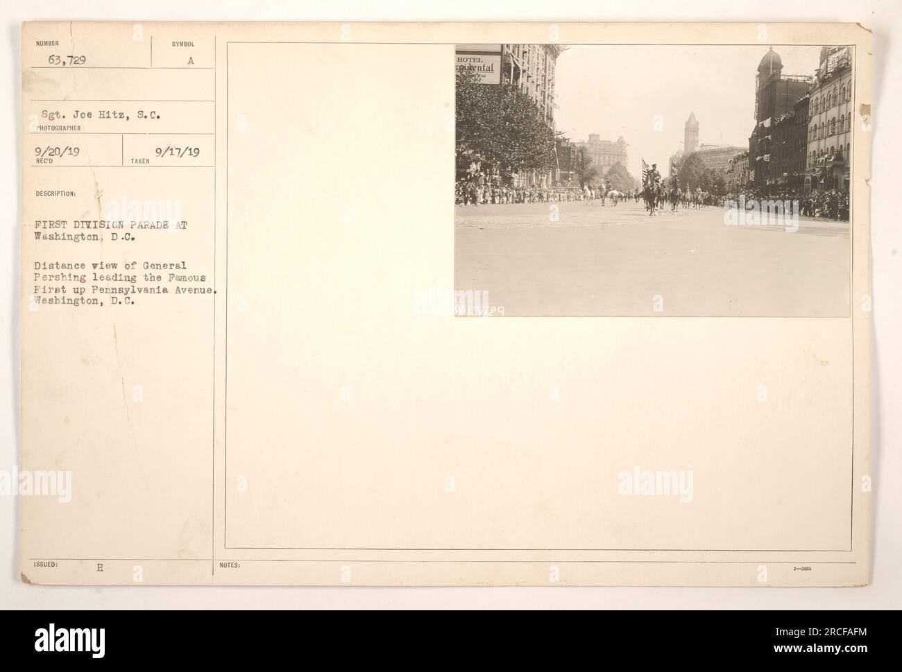 General Pershing leitet die erste Division Parade auf der Pennsylvania Avenue in Washington, D.C. am 17. September 1919. Das Foto von Sergeant Joe Hitz zeigt einen Blick auf die Parade aus der Ferne. Das Bild ist Teil einer Sammlung amerikanischer Militäraktionen während des Ersten Weltkriegs. Stockfoto