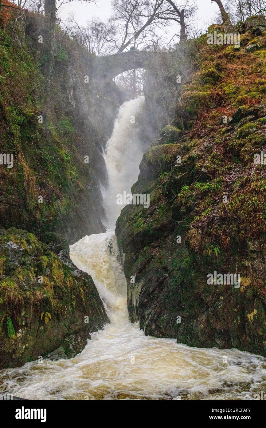 Wunderschöne Aufnahmen der Berge und des Sees in Schottland Stockfoto