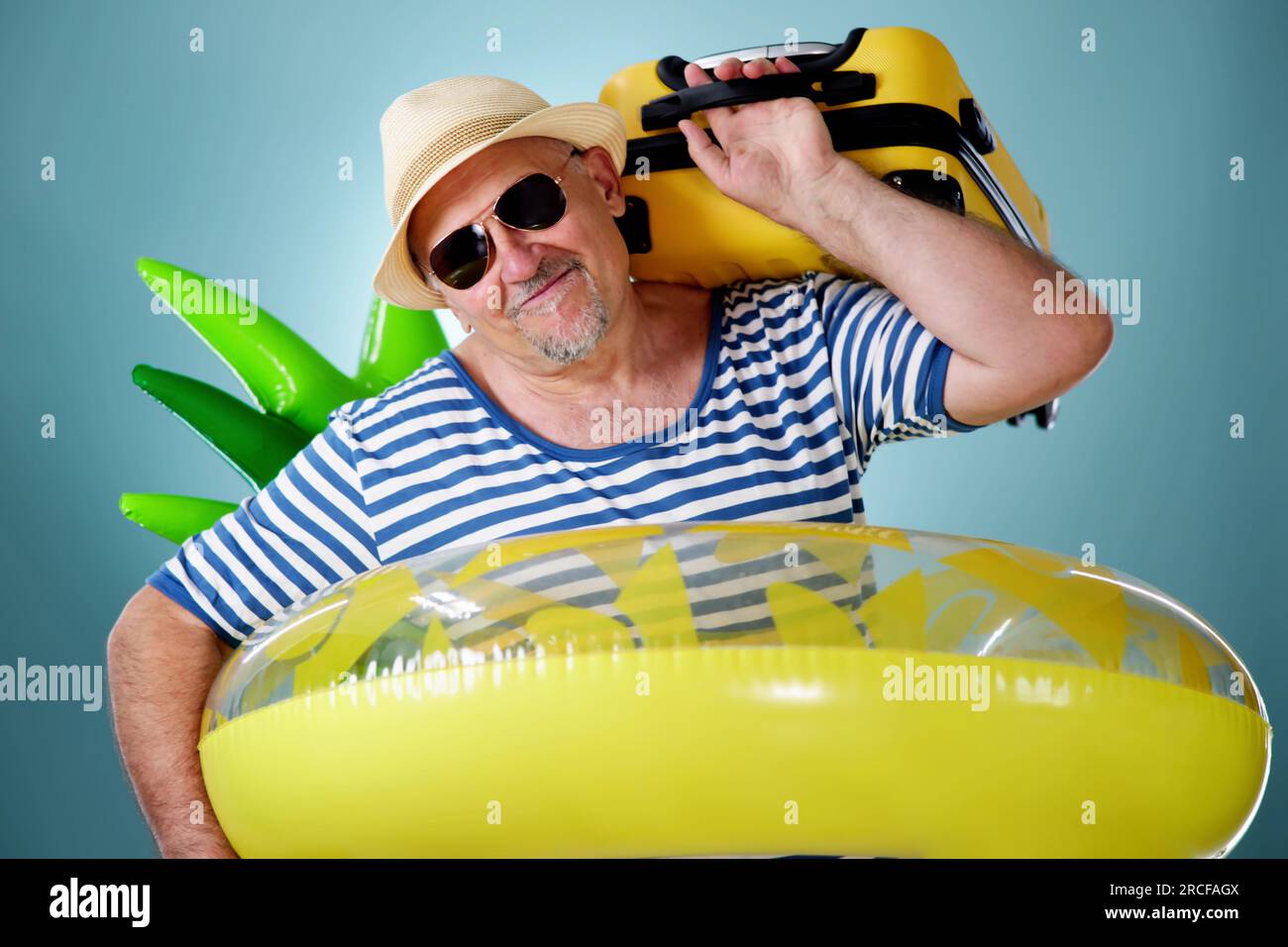 Lustiger Fetter Mann Mit Tasche In Den Sommerferien Stockfoto