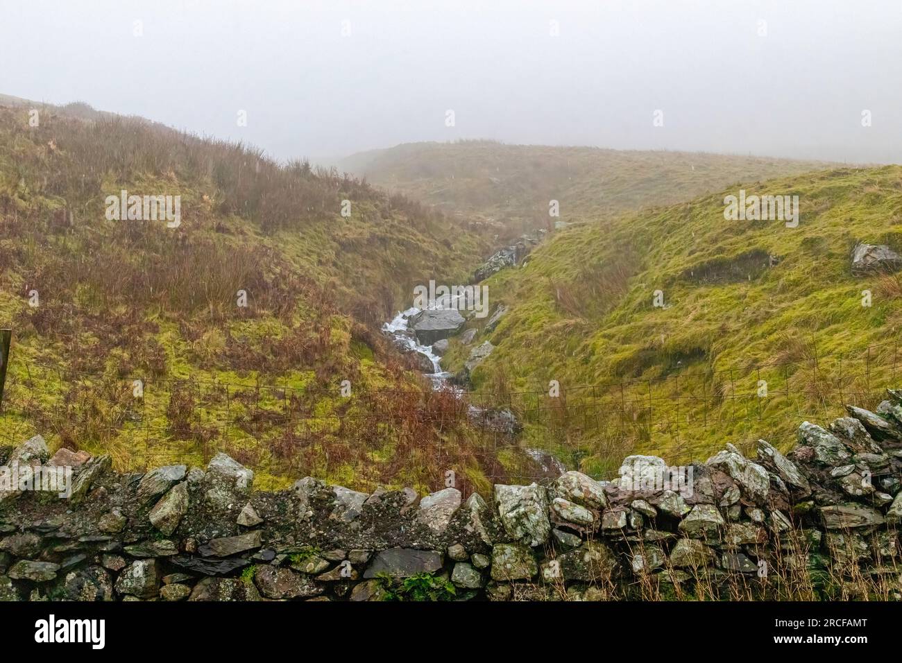 Wunderschöne Aufnahmen der Berge und des Sees in Schottland Stockfoto