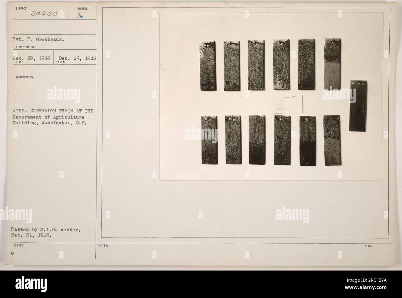 Private P. Grenbeaux führt Stahlkorrosionstests im Department of Agriculture Building in Washington, D.C. durch Das Foto wurde am 14. Dezember 1918 aufgenommen. Das Bild zeigt keine kreativen Elemente. Stockfoto