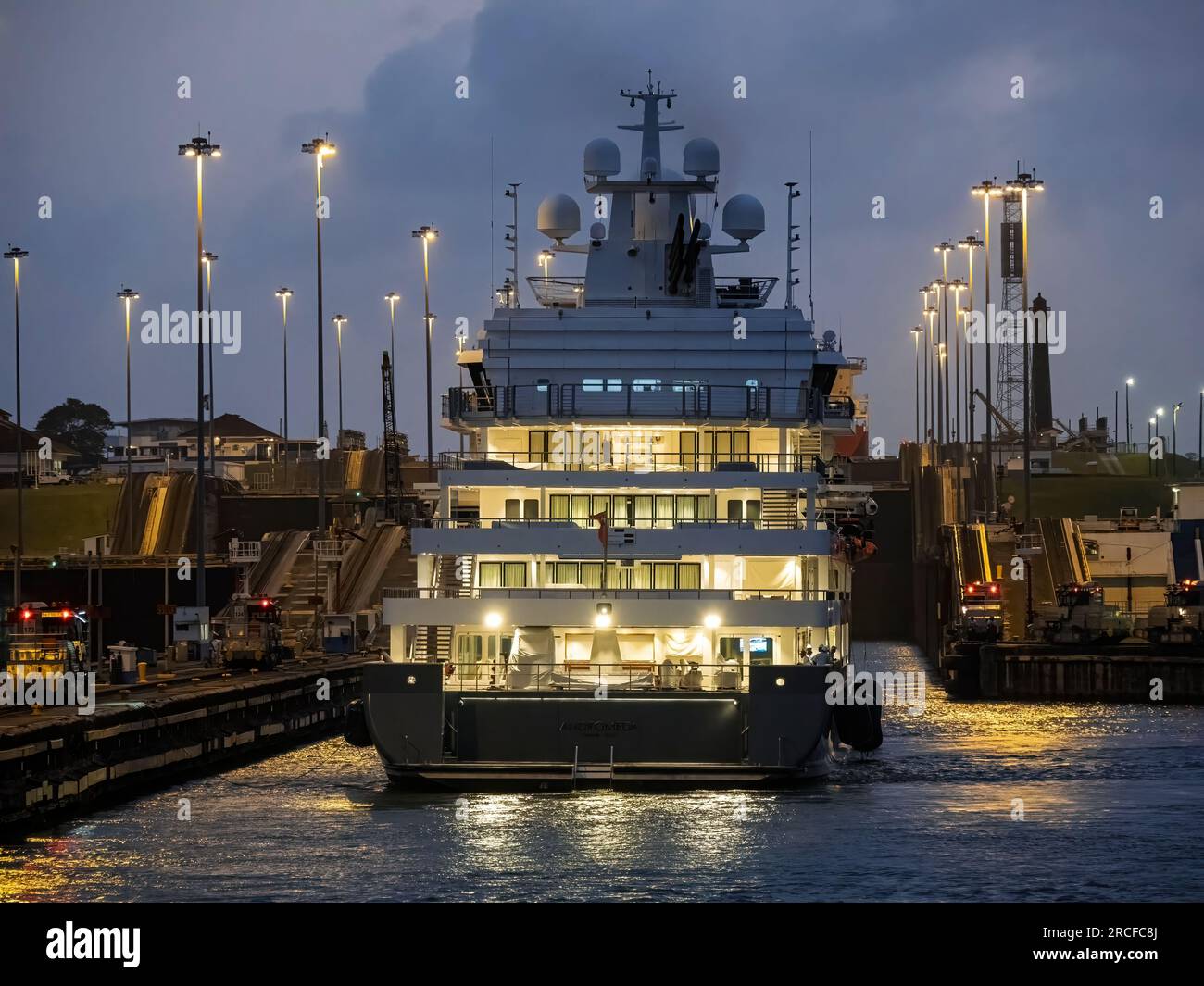 Ein kleines Schiff, das den Panamakanal an den Torsperren auf dem Panamakanal, Panama, betritt. Stockfoto