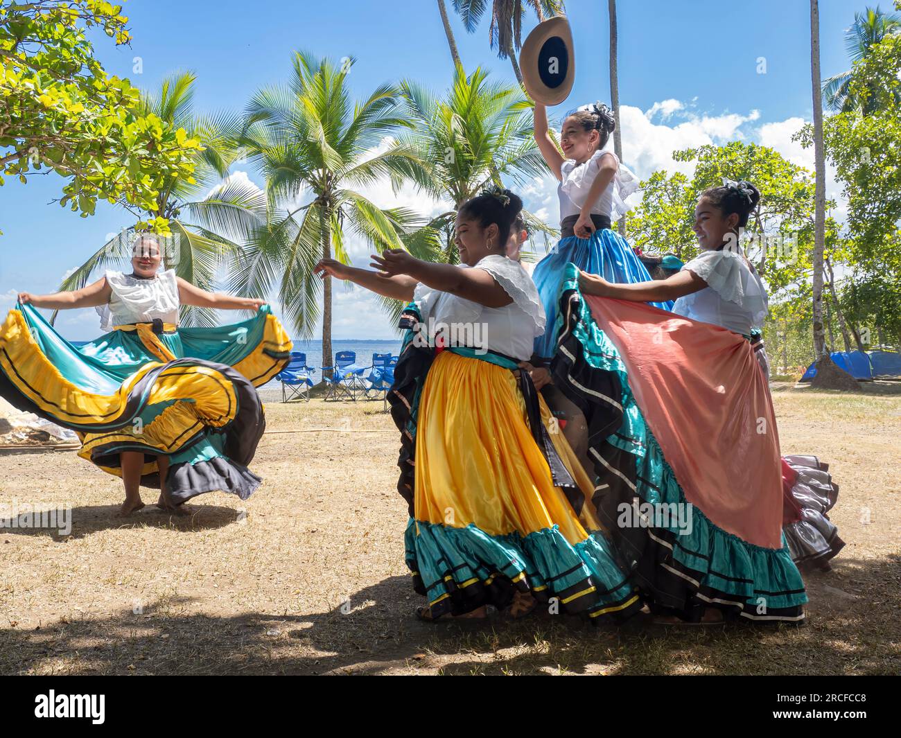 Eine Gruppe junger Costa-ricanischer Tänzer in traditionellen Kleidern tritt in Playa Blanca, El Golfito, Costa Rica auf. Stockfoto