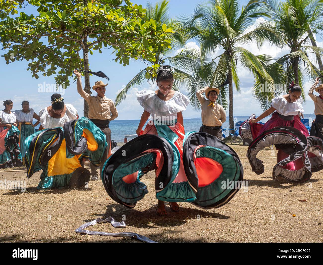 Eine Gruppe junger Costa-ricanischer Tänzer in traditionellen Kleidern tritt in Playa Blanca, El Golfito, Costa Rica auf. Stockfoto